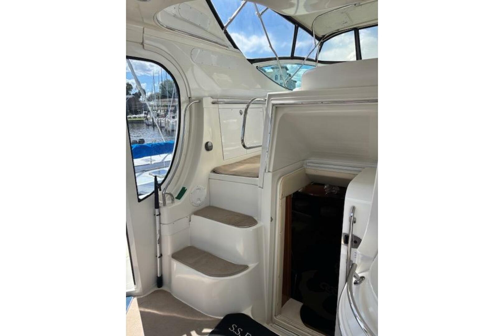 2004 Carver 466 Motor Yacht - Image 9
