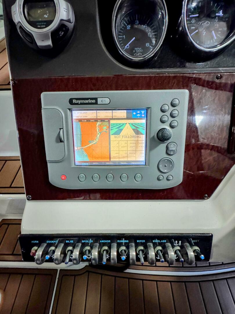 2010 Sea Ray 310 Sundancer - Image 15