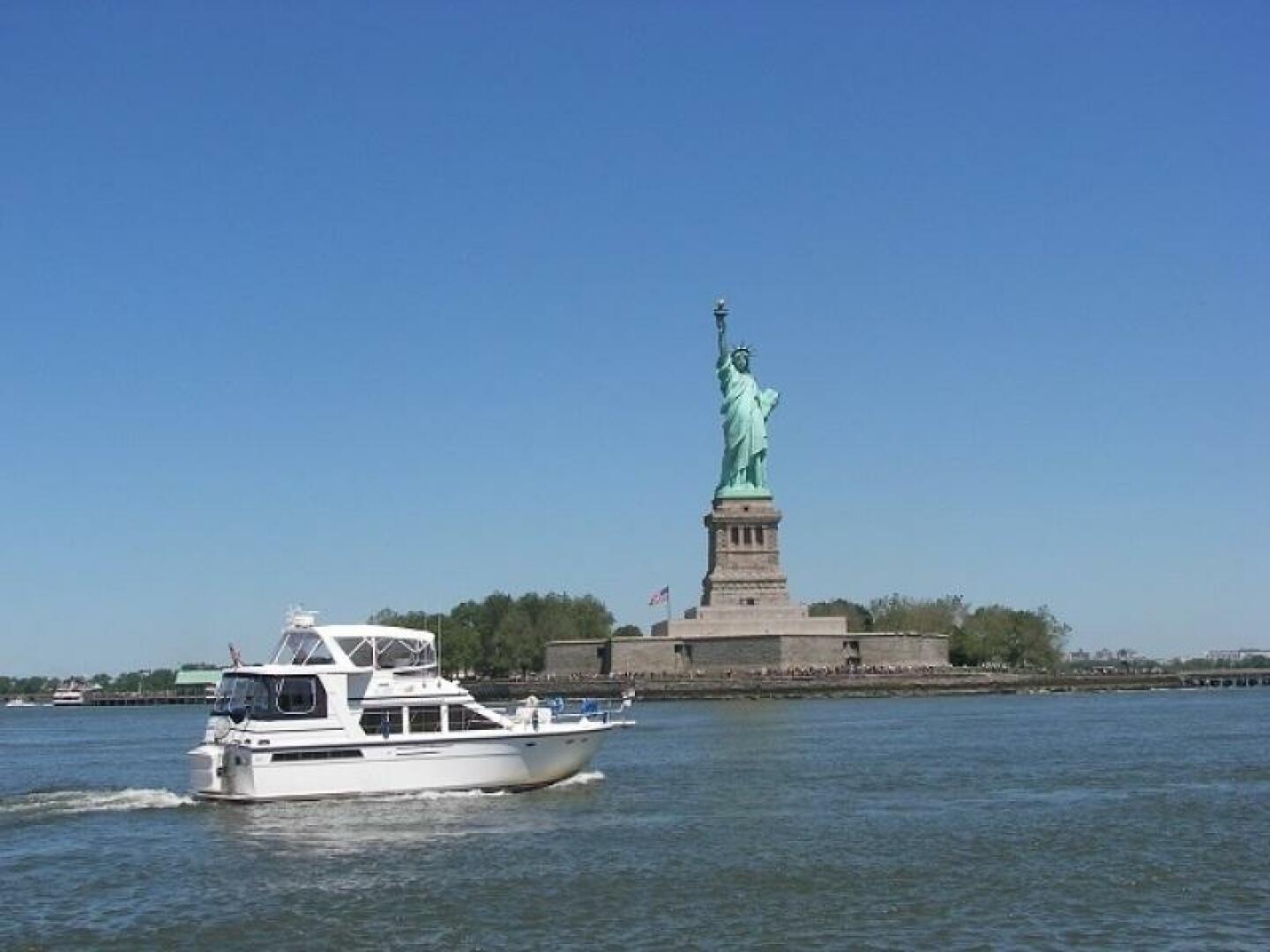 1990 Jefferson 43 Sundeck - Image 3