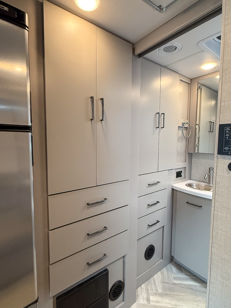 2025 THOR MOTORCOACH 24FB - Image 45