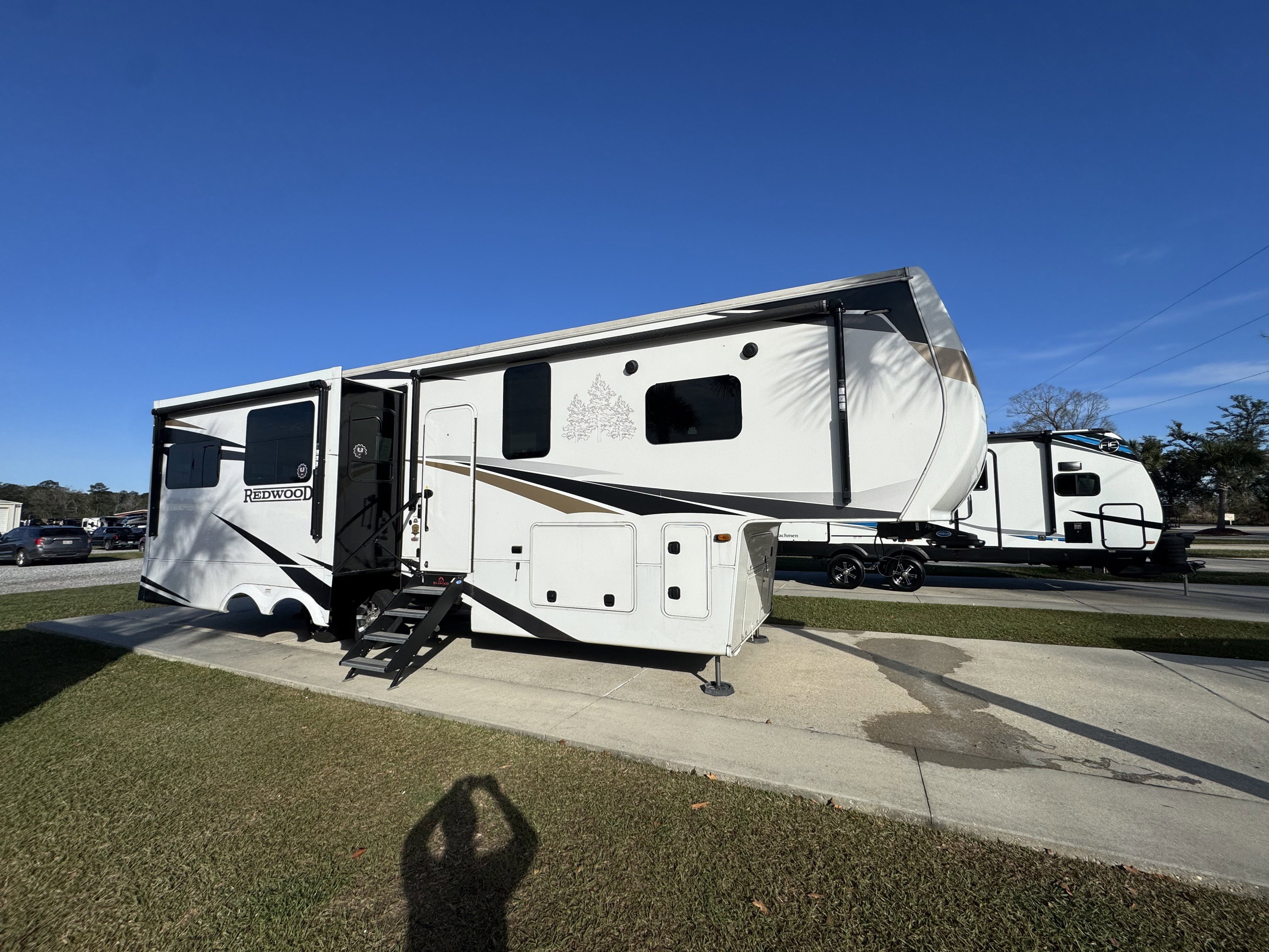 2022 CROSSROADS REDWOOD 3401RL - Image 1