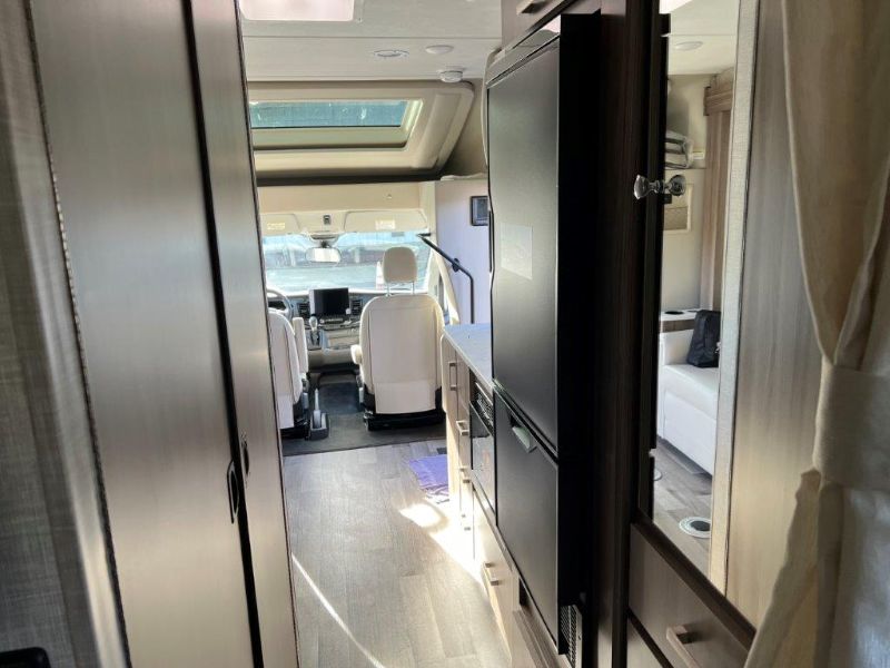 2025 Thor Motor Coach Gemini AWD 24KB - Image 5