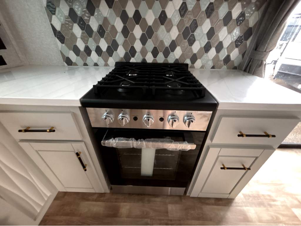 2025 CROSSROADS REDWOOD REGENCY 3881FKL - Image 25
