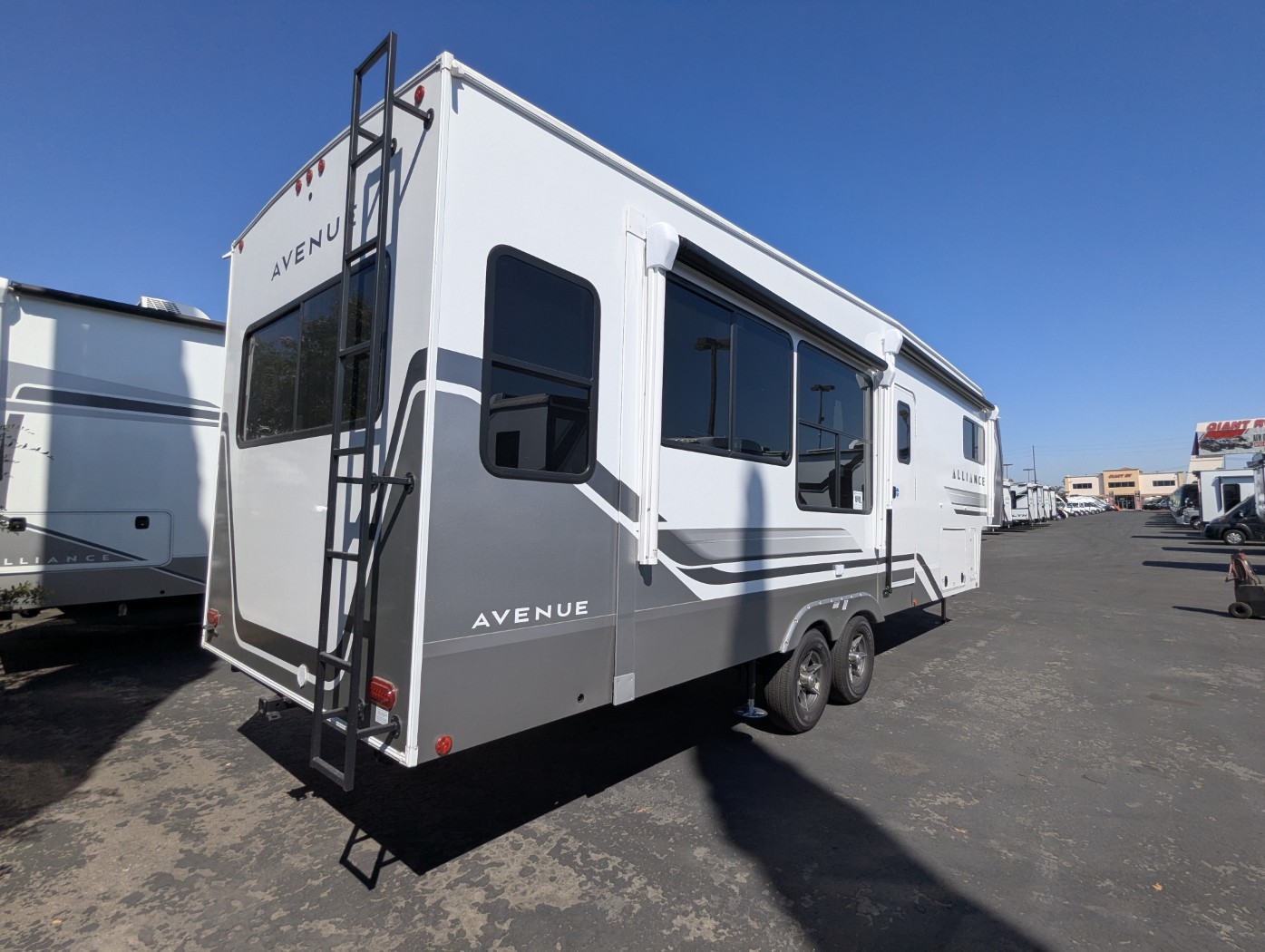2027 Alliance RV Avenue 32RLS - Image 5