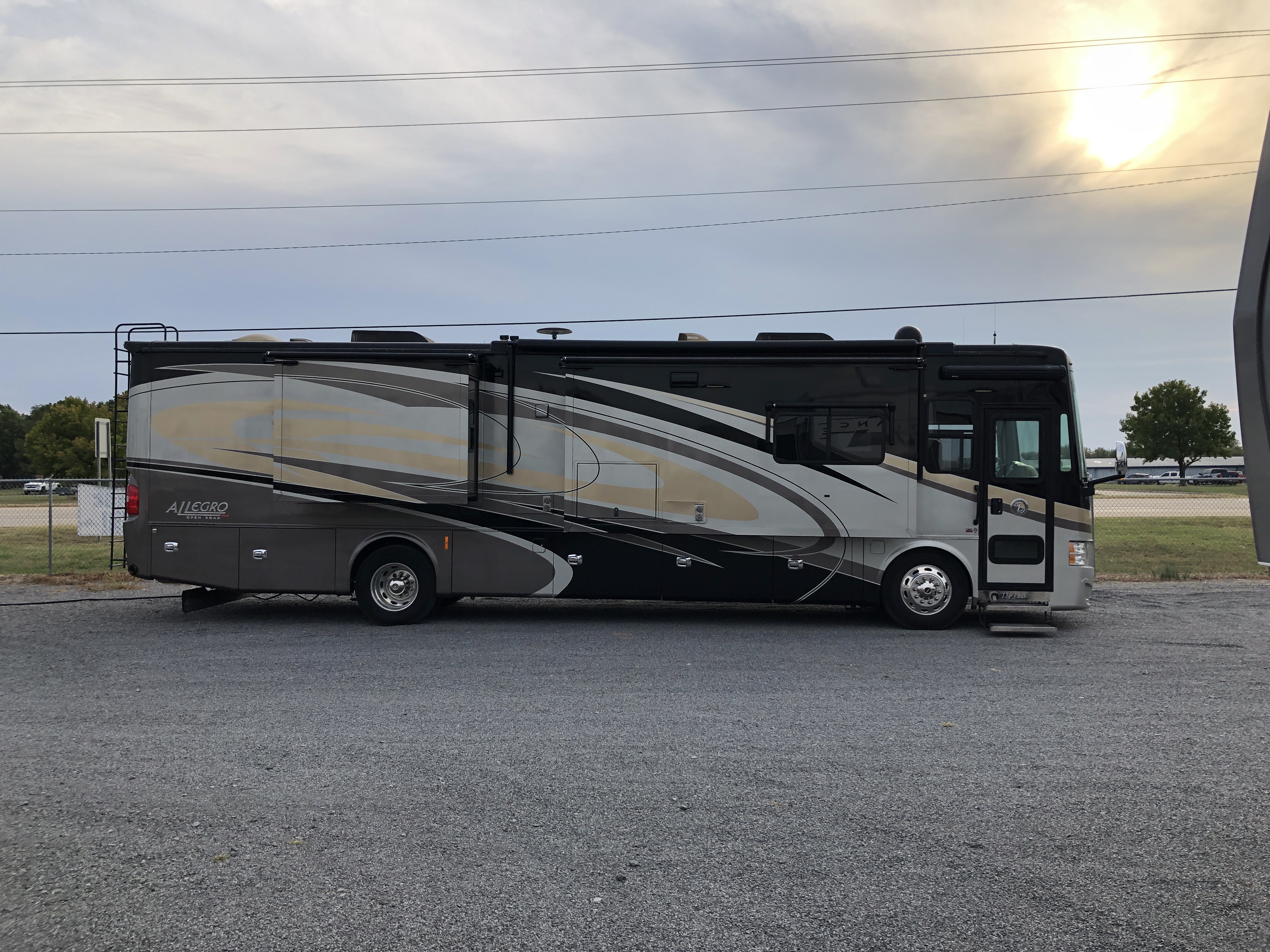 2017 Tiffin Allegro Red 38 QRA - Image 7