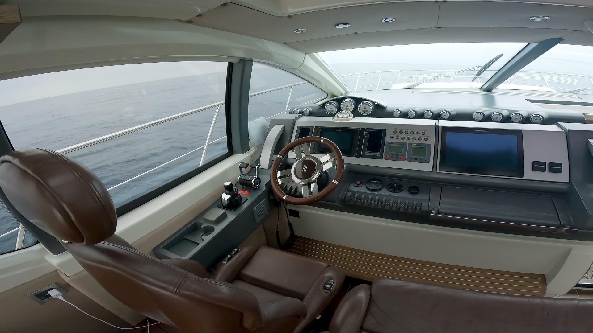 2011 Azimut 68S - Image 4
