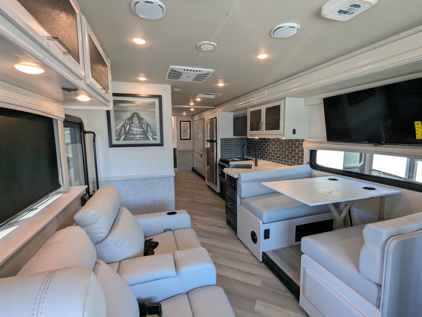 2026 Holiday Rambler Invicta 33HB - Image 10