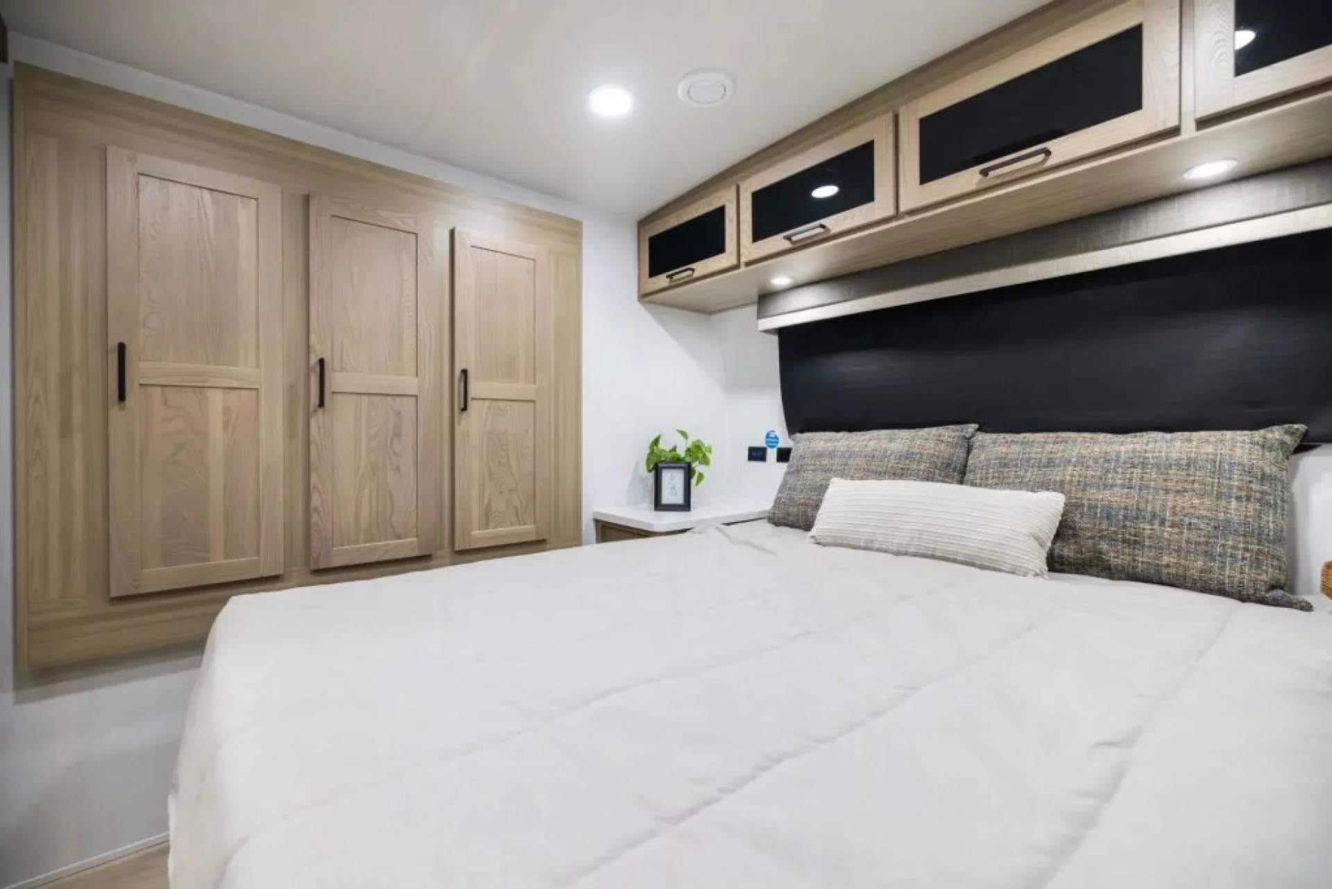 2027 FOREST RIVER ROCKWOOD MINI LITE 2515S - Image 15