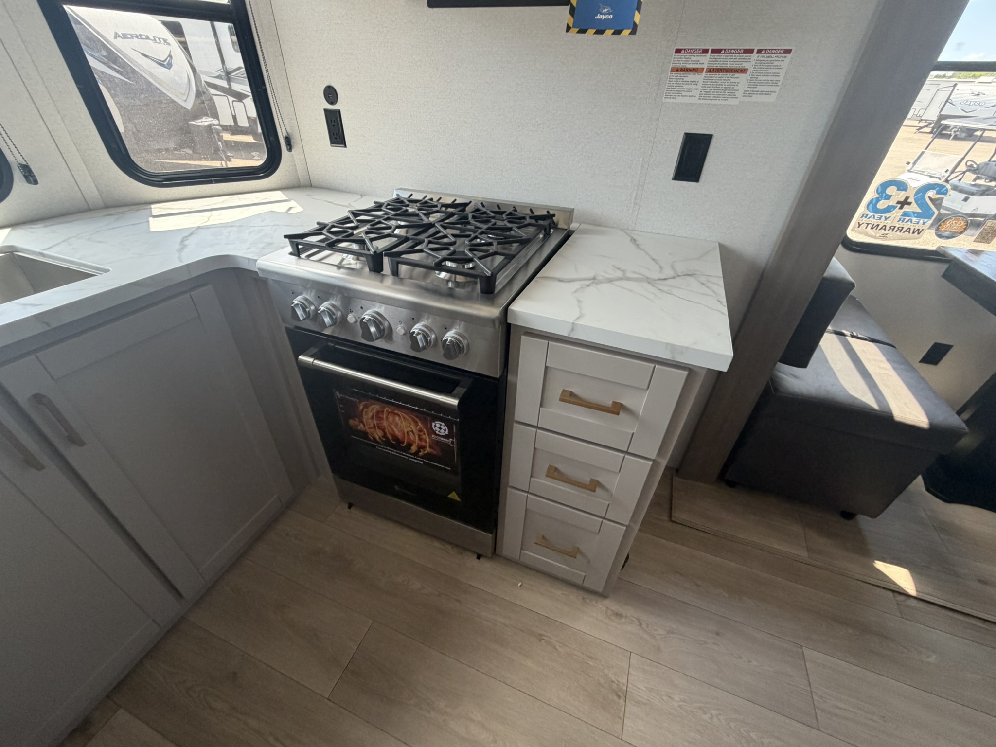 2027 JAYCO JAY FLIGHT BUNGALOW 404LOFT - Image 16