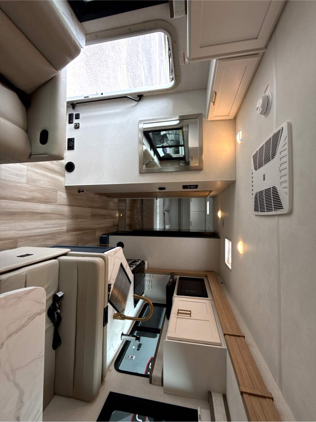 2027 THOR MOTOR COACH MAGNITUDE GA28 - Image 14