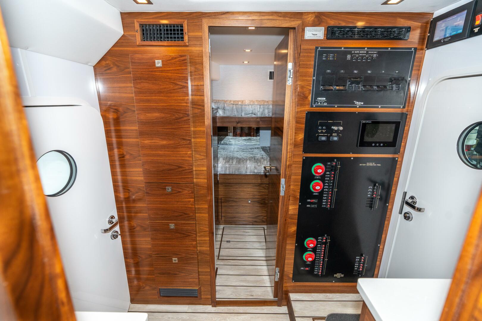 2025 Viking 90 Convertible - Image 64
