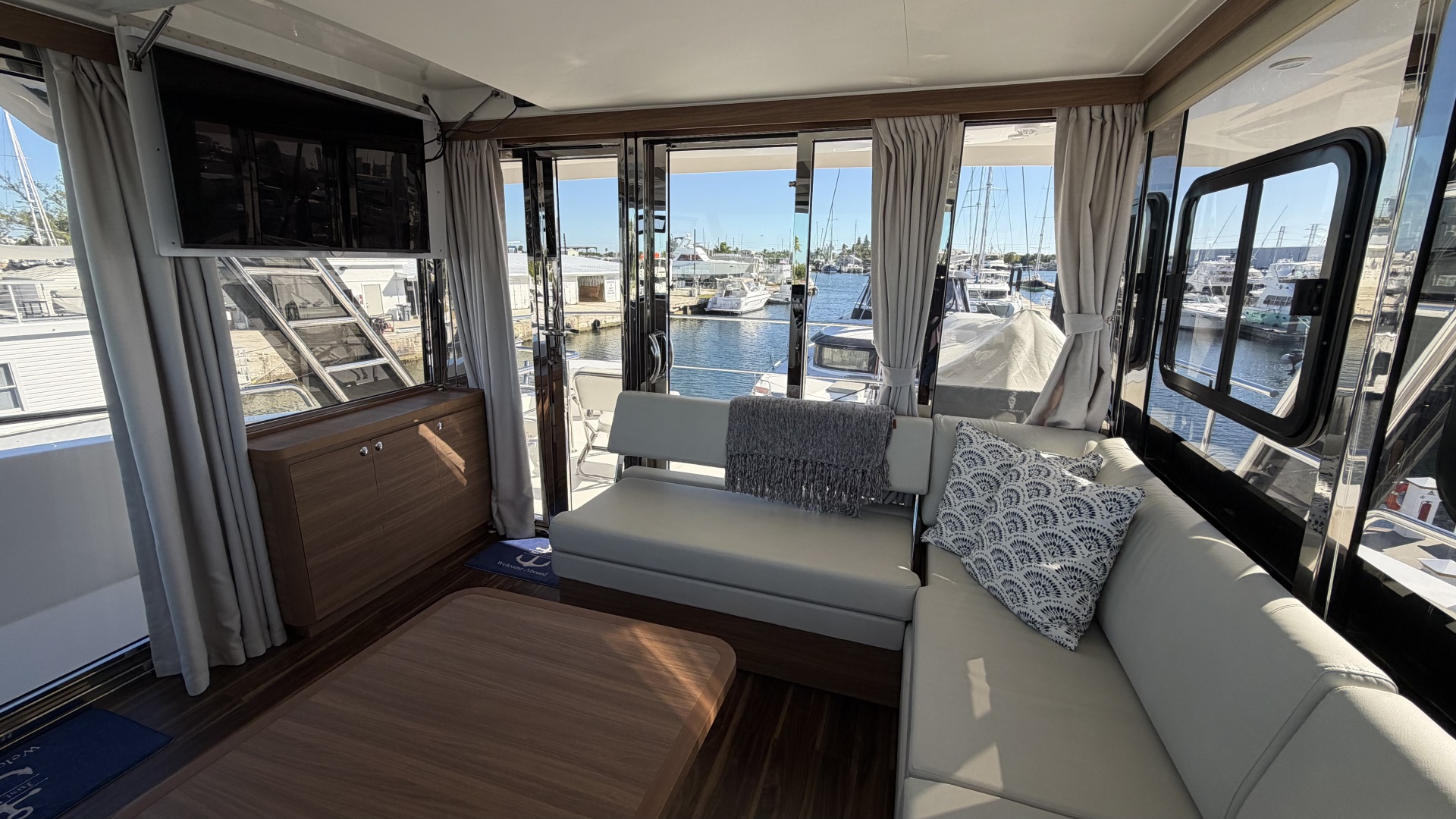 2025 Aquila 54 ENCLOSED BRIDGE - Image 70