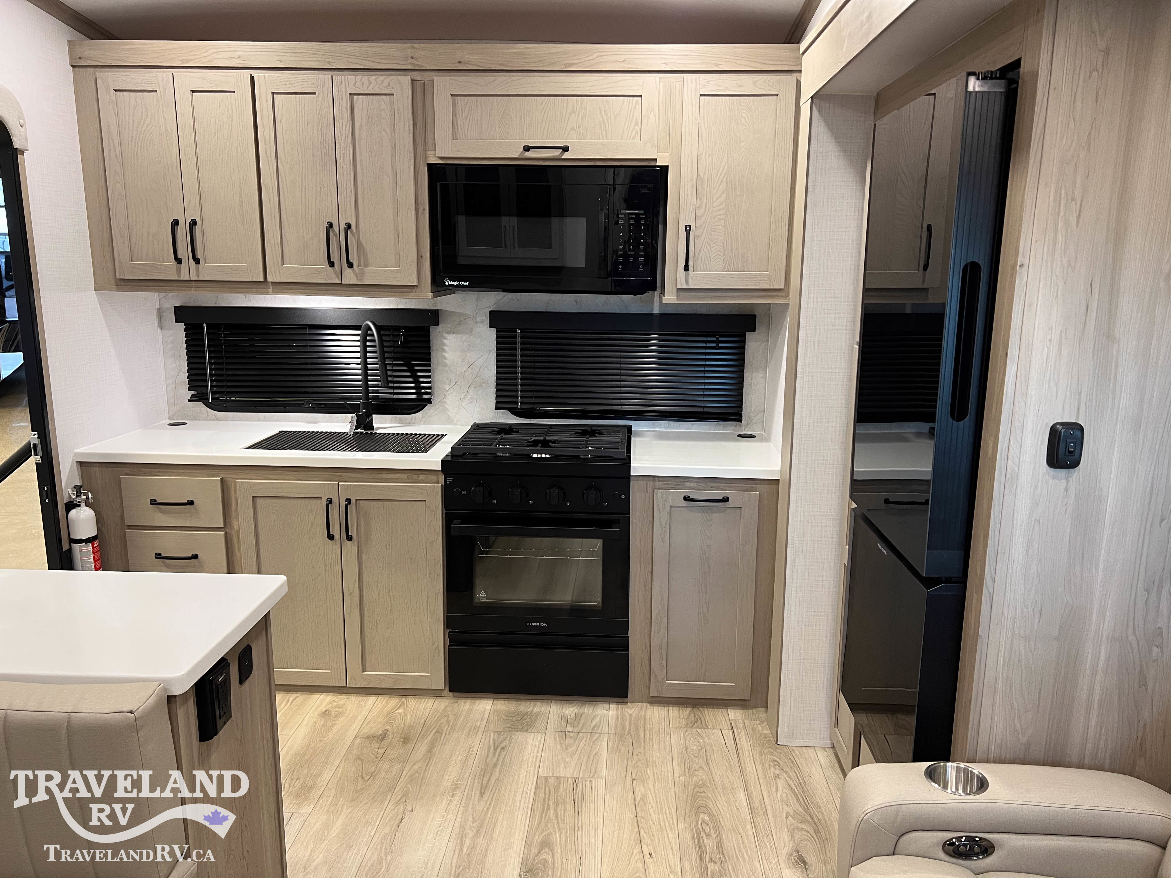2025 FOREST RIVER ROCKWOOD SIGNATURE 282RK - Image 6