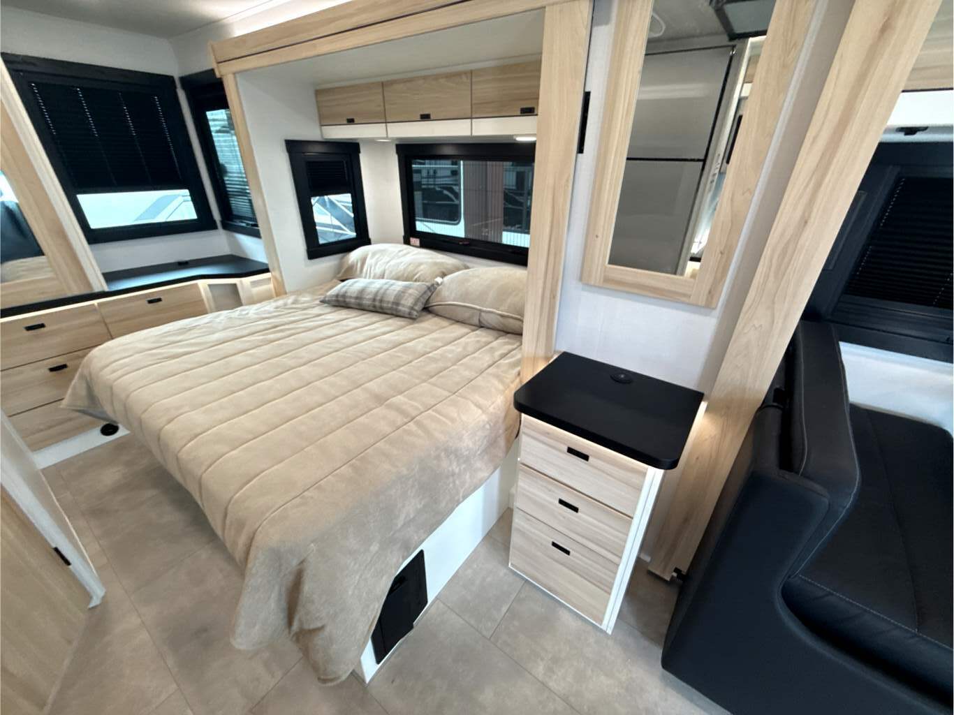 2027 JAYCO MELBOURNE PRESTIGE 25LP - Image 27