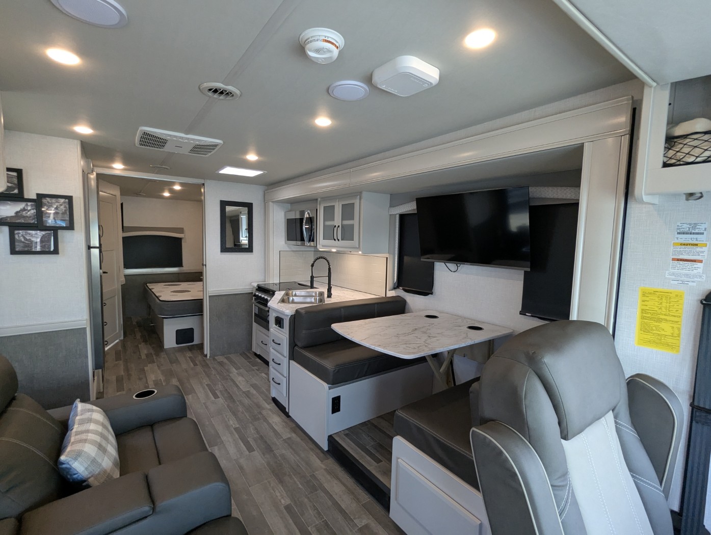 2025 Fleetwood Flair 28A - Image 11
