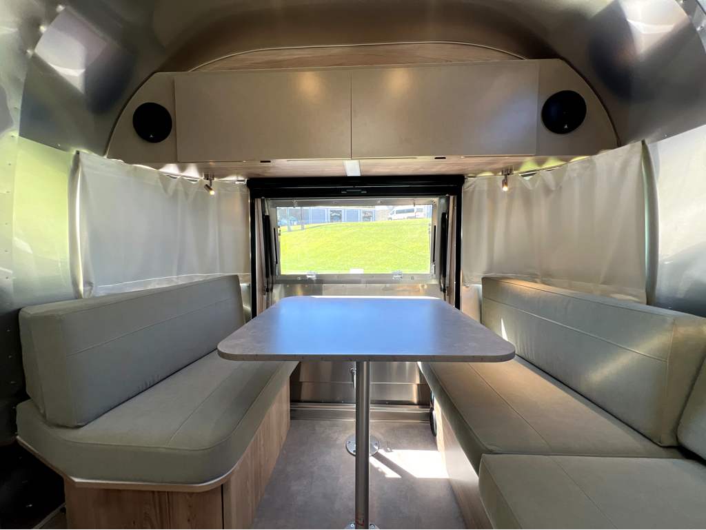 2027 AIRSTREAM FLYING CLOUD 25FBT - Image 8