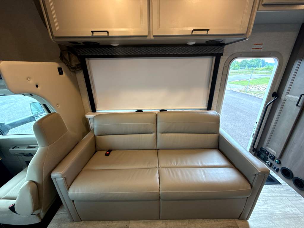 2025 Thor Motor Coach MAGNITUDE GA31 - Image 27
