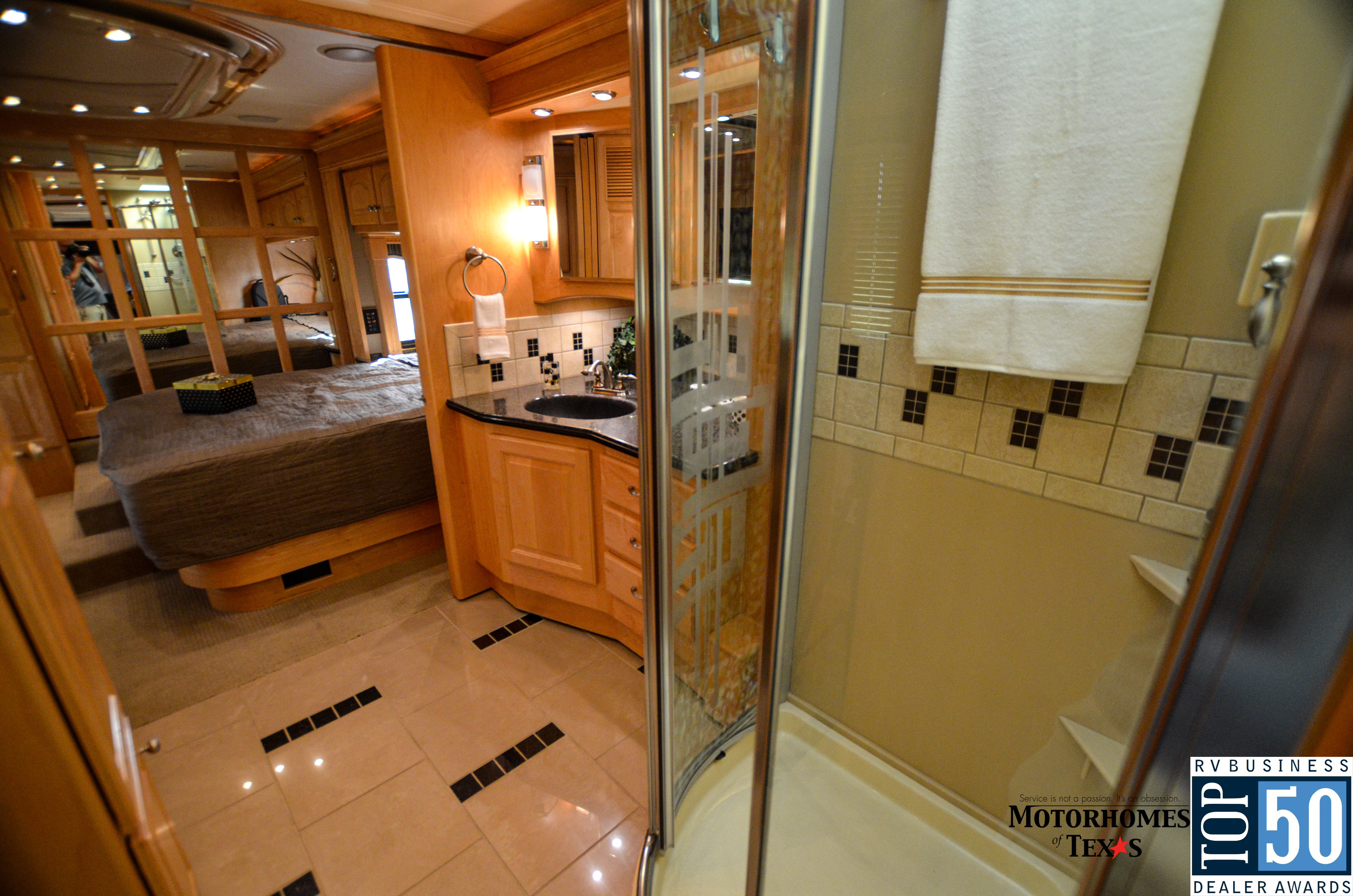 2007 Country Coach Magna  - interior 14