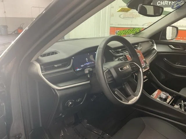 2023 Jeep Grand-Cherokee-L Laredo Altitude 4x4 - Image 12