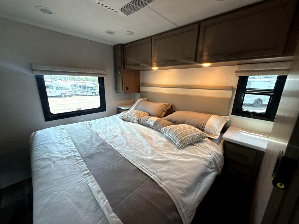2027 THOR MOTOR COACH HURRICANE 35A - Image 24