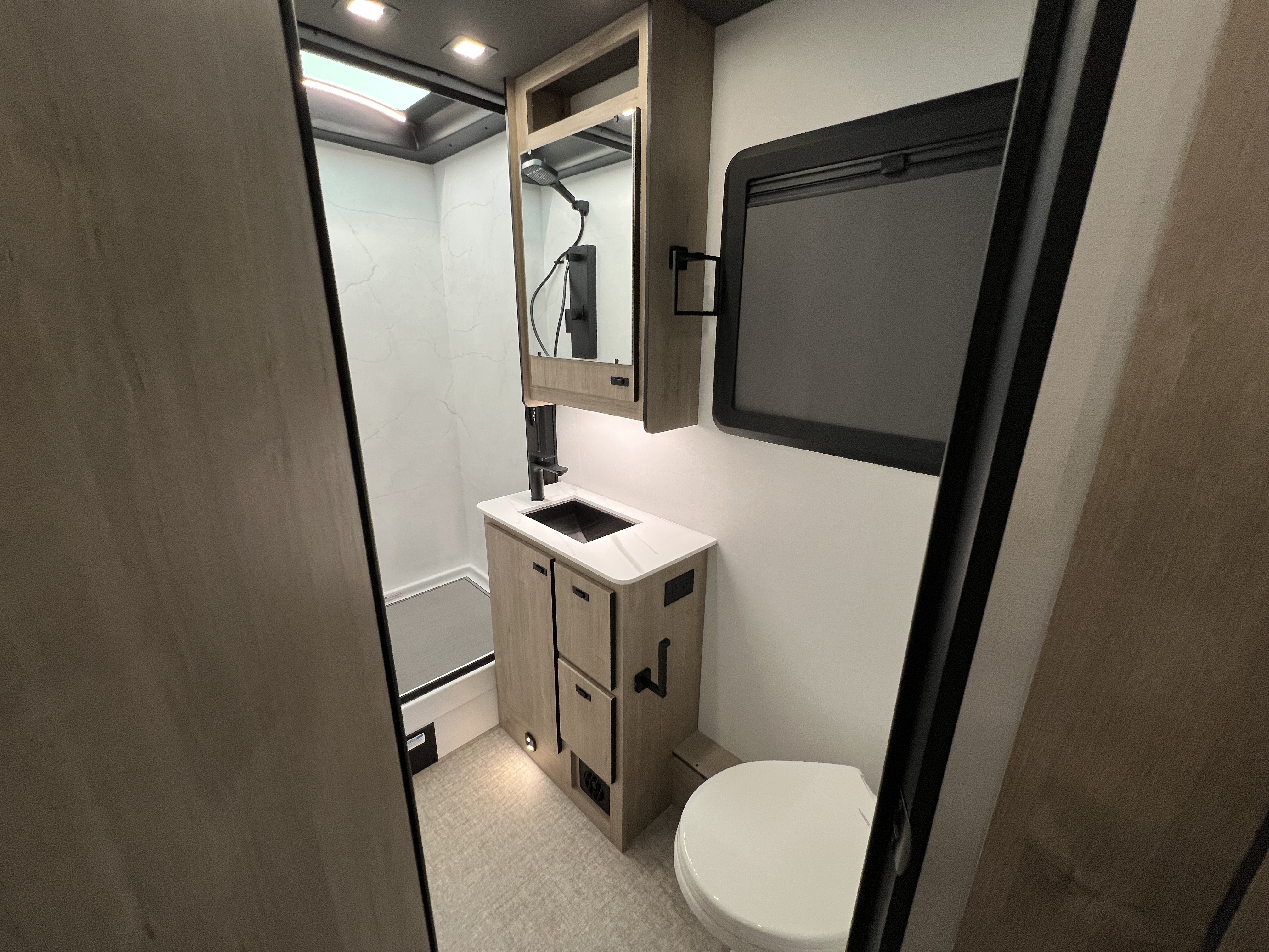 2027 Grand Design Lineage Series F 31ZW - Image 32