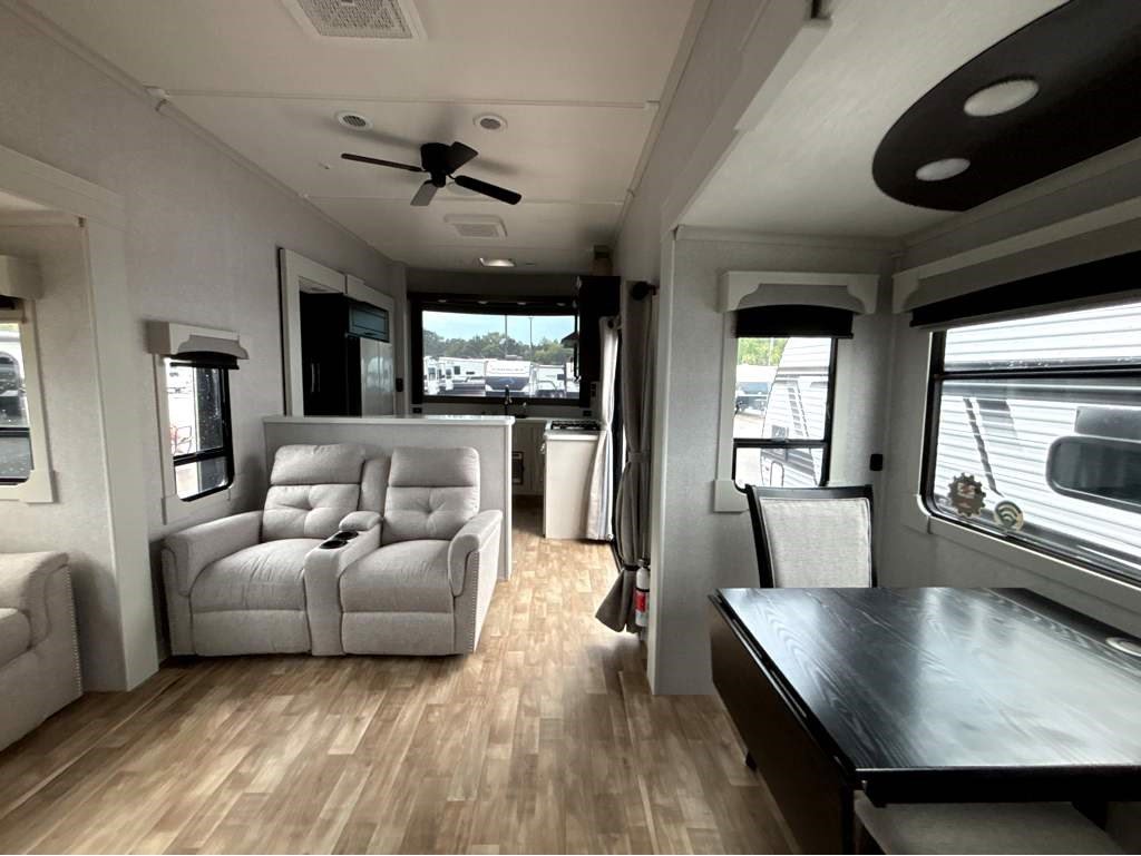 2025 CROSSROADS REDWOOD REGENCY 3881FKL - Image 28