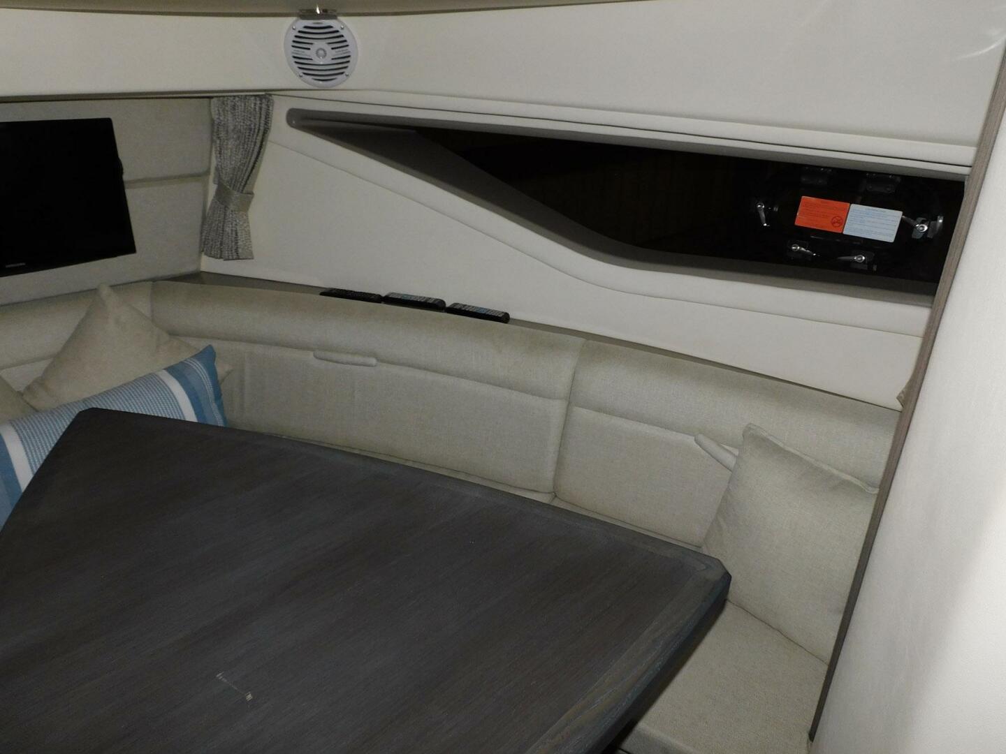 2018 Sea Ray Sundancer 320 - Image 13