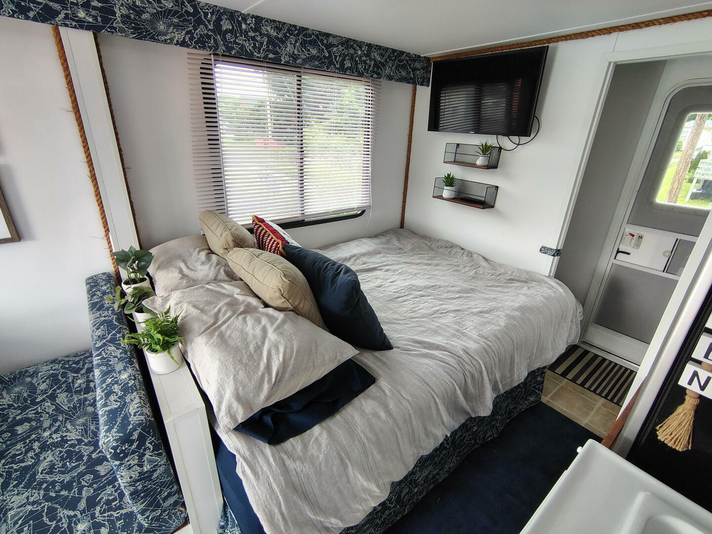 2017 Catamaran Cruisers Lil Hobo 31 - Image 11