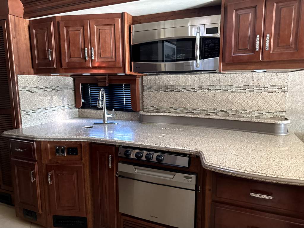 2014 Fleetwood DISCOVERY 40E - Image 21