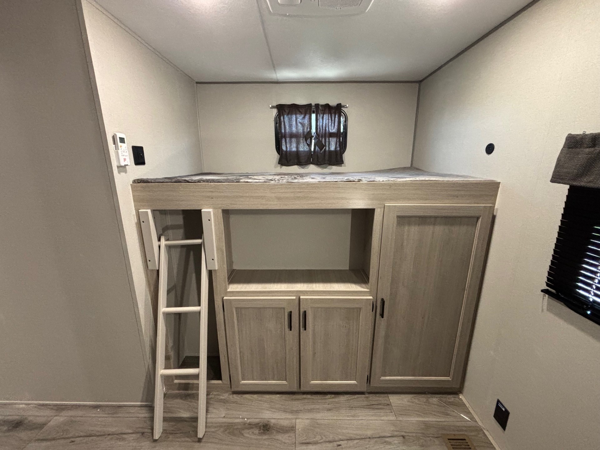 2026 Coachmen Catalina Legacy Edition 343BHTS - Image 17