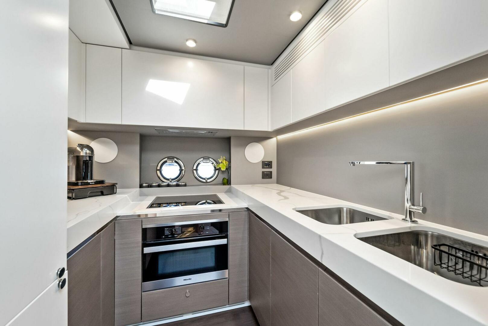 2022 Azimut S8 - Image 27