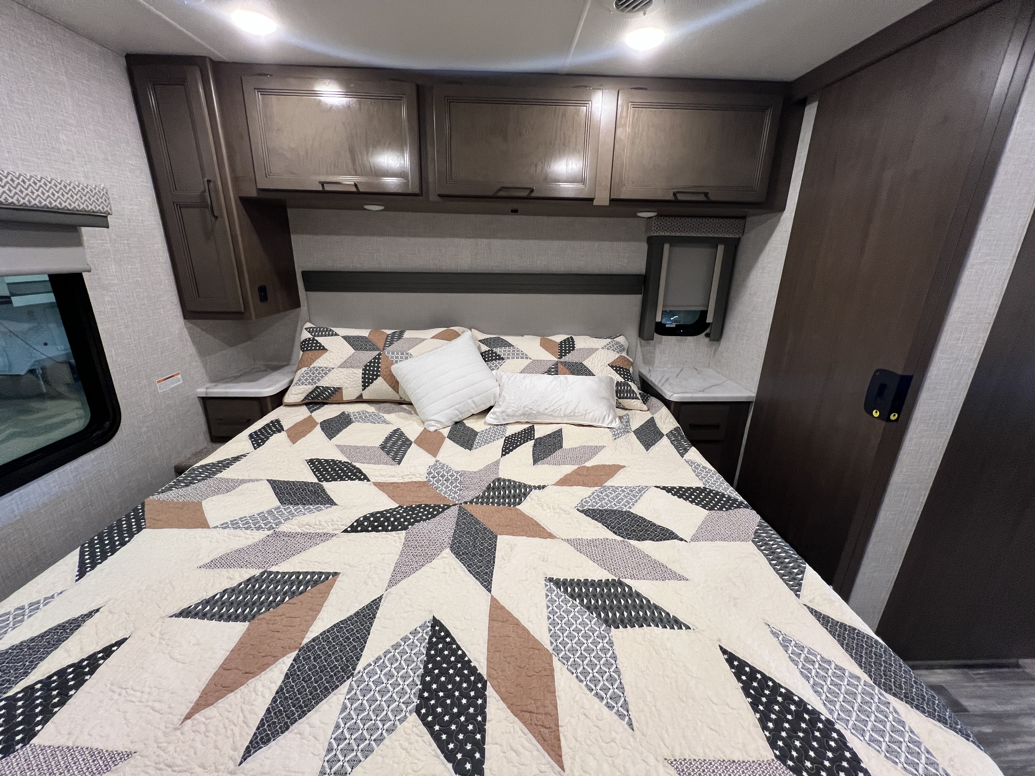 2022 Thor Motor Coach Hurricane 34R - Image 14