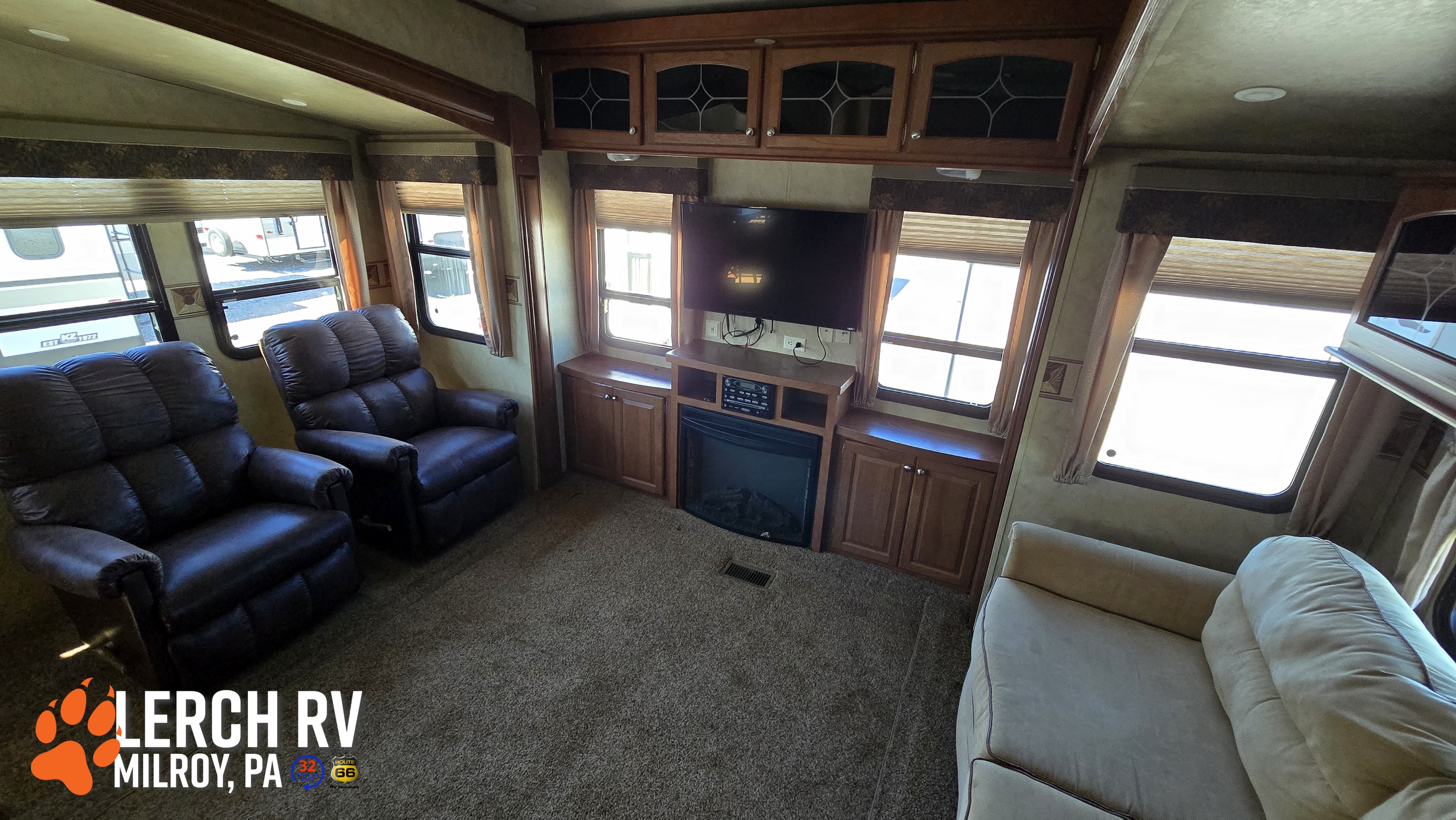 2013 FOREST RIVER CEDAR CREEK SILVERBACK 29RE - Image 15