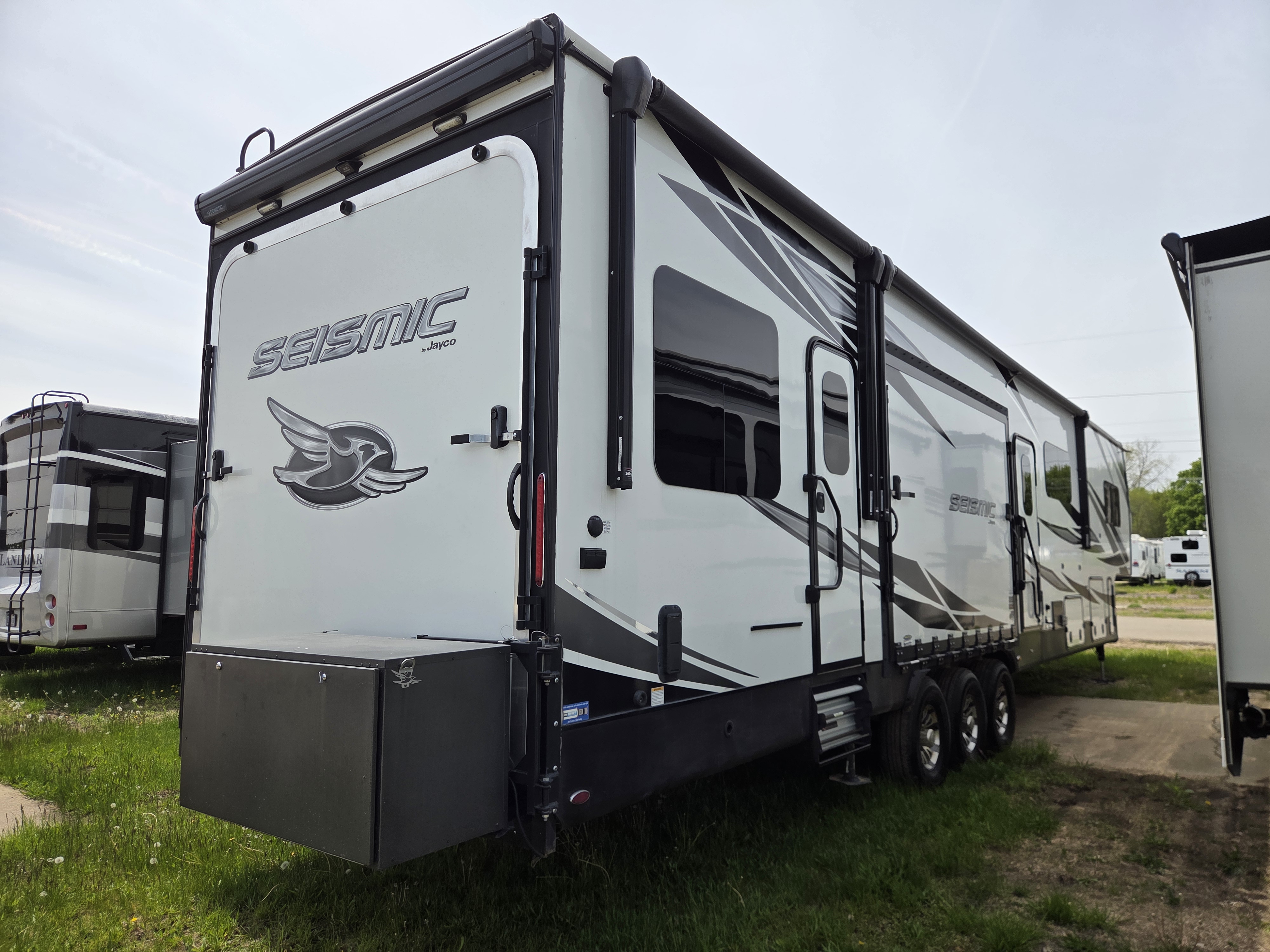 2021 Jayco Seismic 4113 - Image 2