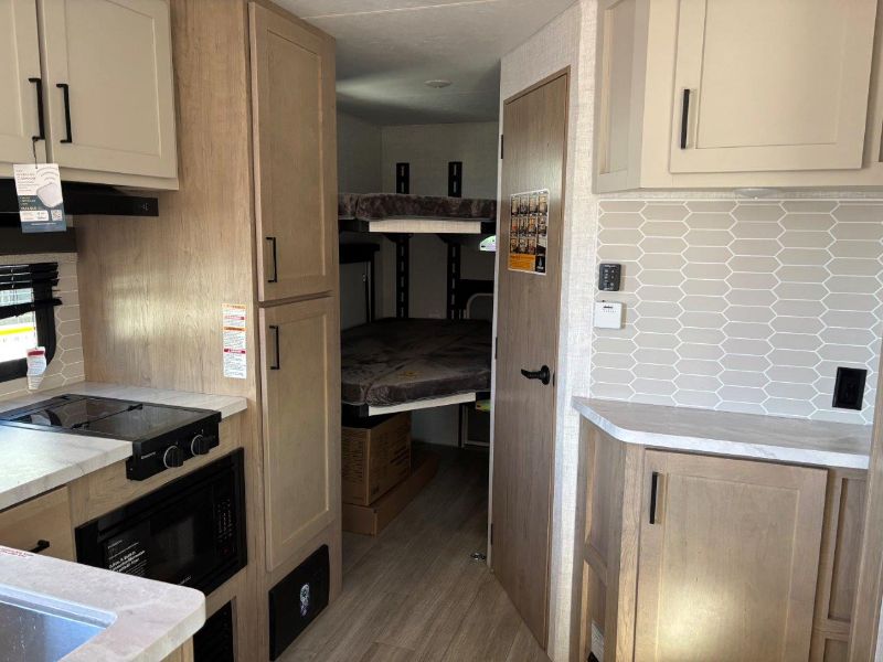 2026 Ember RV E-Series 22ETS - Image 9