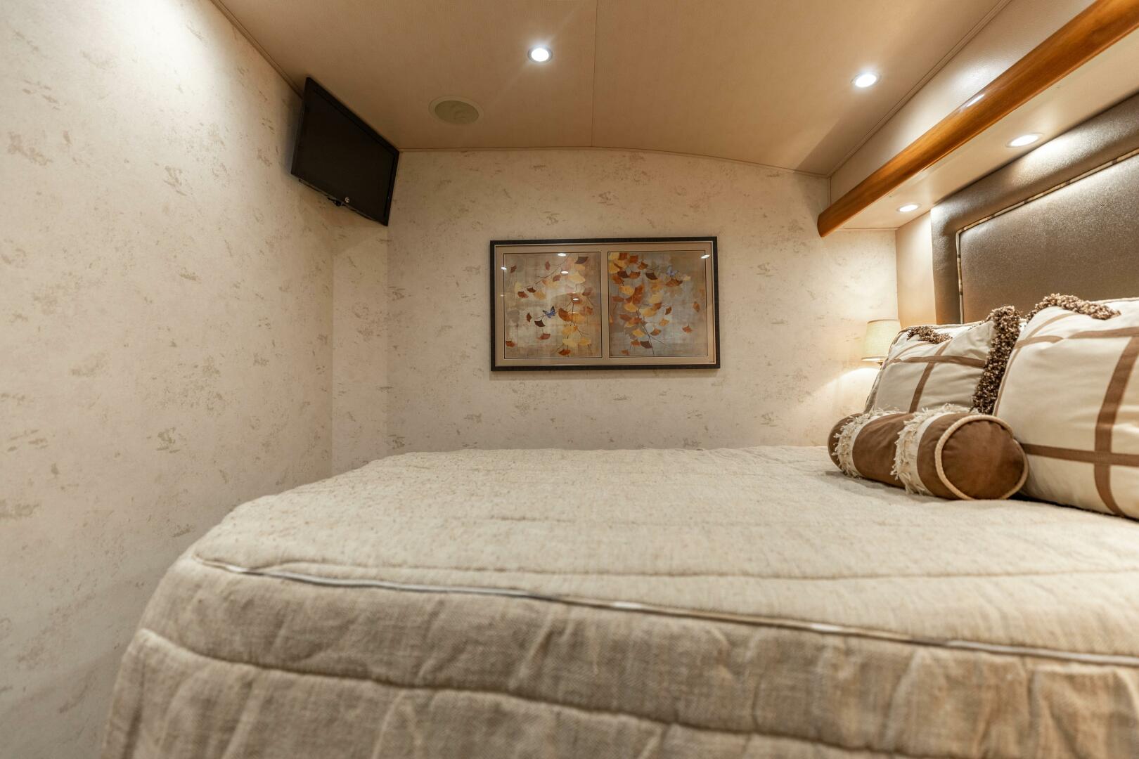 2013 Viking 76 Convertible - Image 38