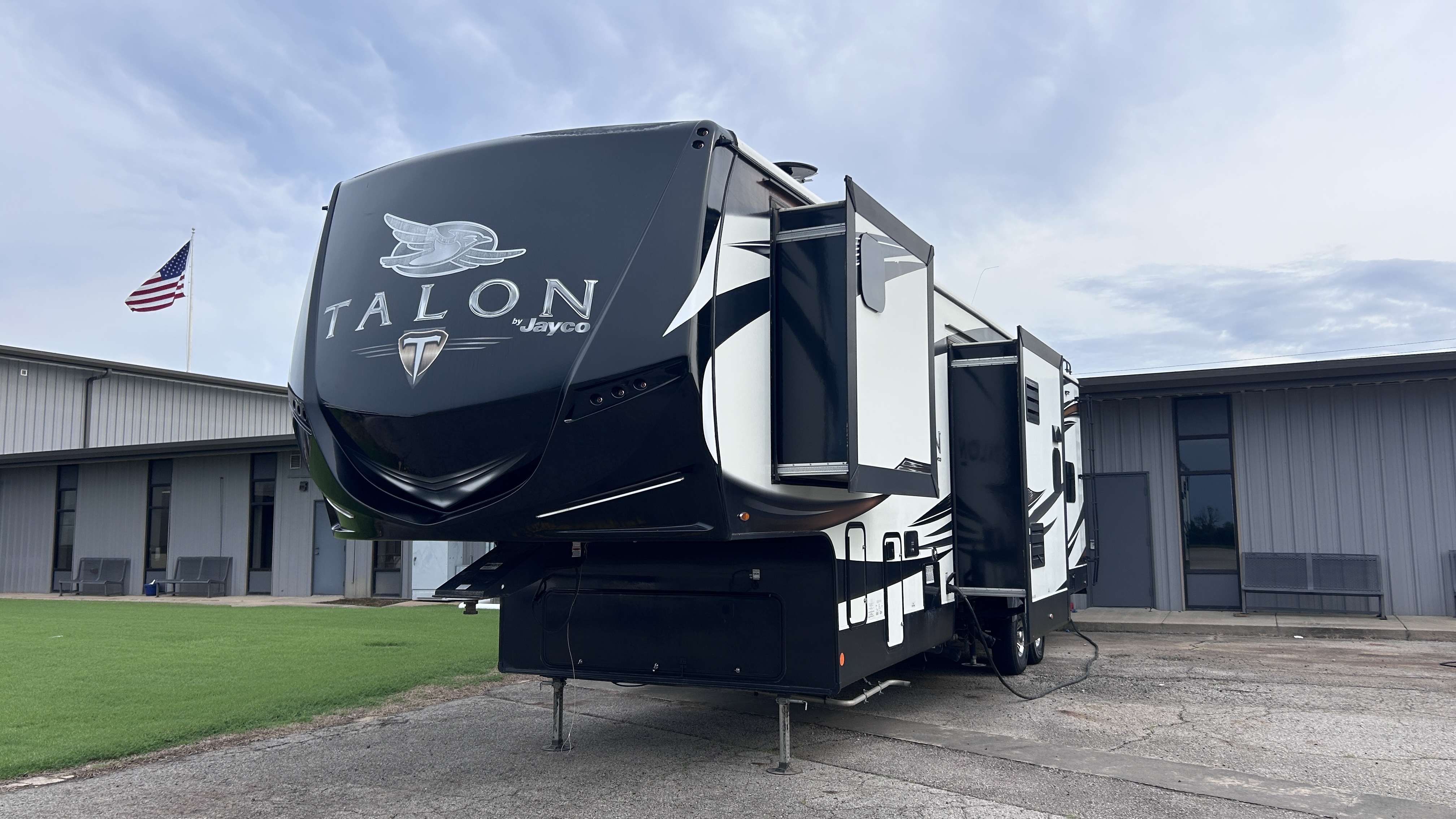 2019 Jayco Talon 403T - Image 4