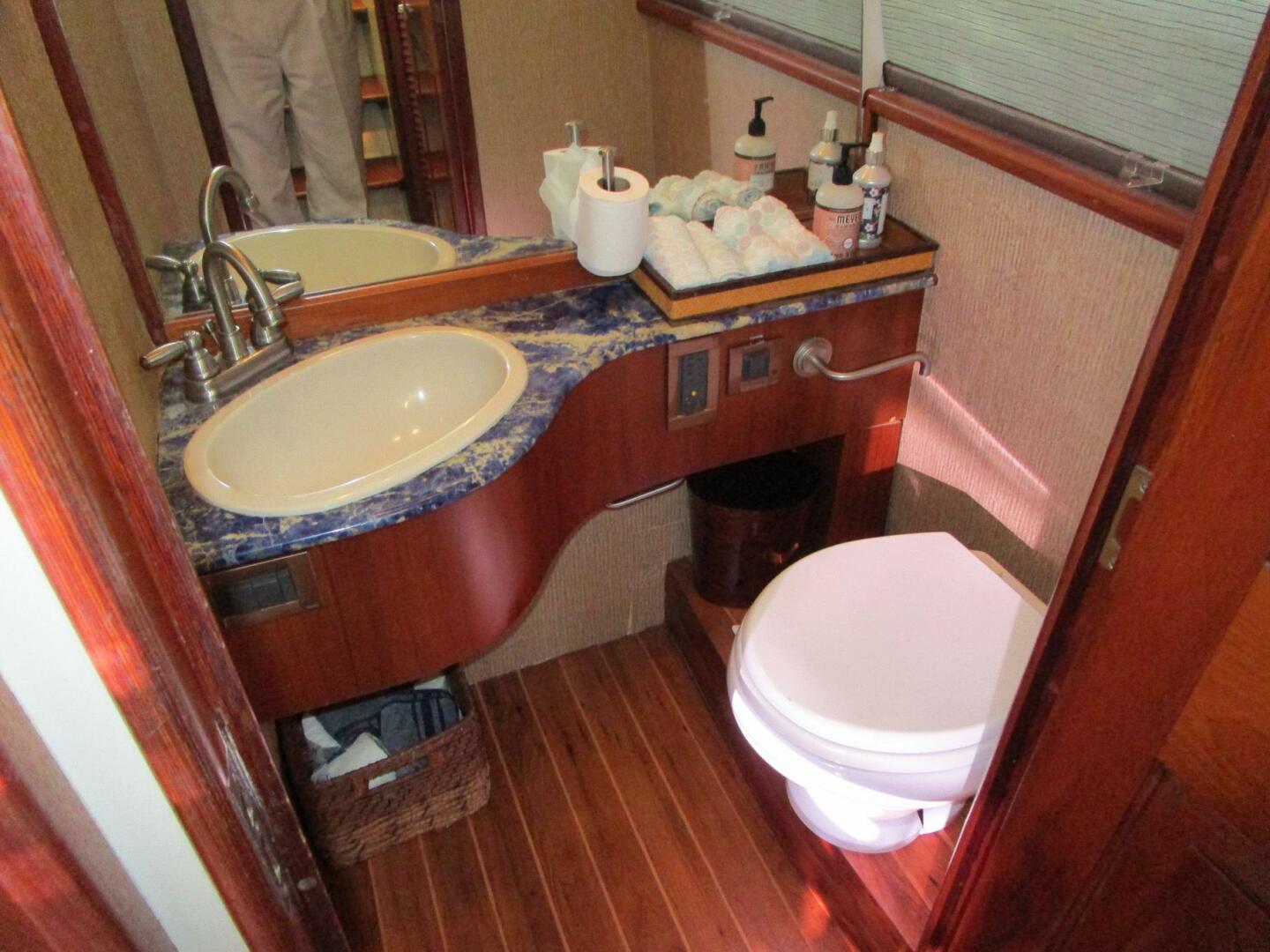 1990 Viking Cockpit Motor Yacht - Image 15