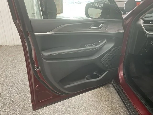 2024 Jeep Grand-Cherokee-L Laredo Altitude 4x4 - Image 11