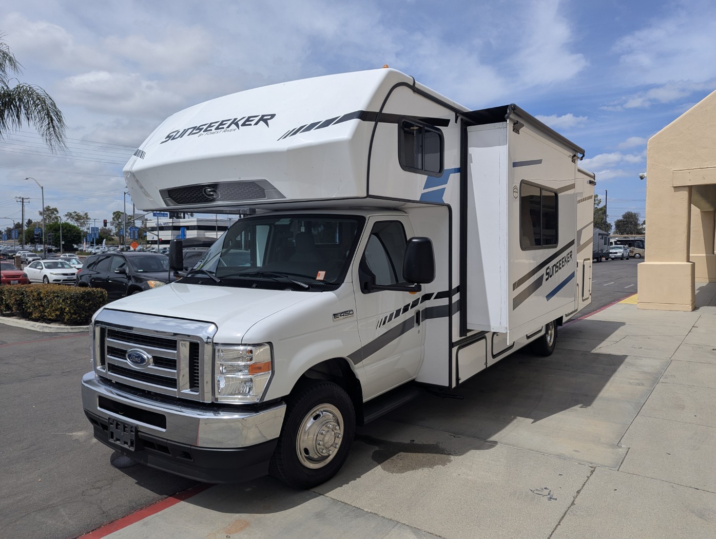 2026 FOREST RIVER SUNSEEKER 2750SLE - Image 3