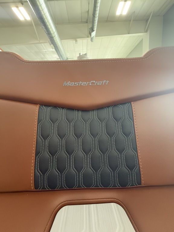 2025 MasterCraft XT22 - Image 25