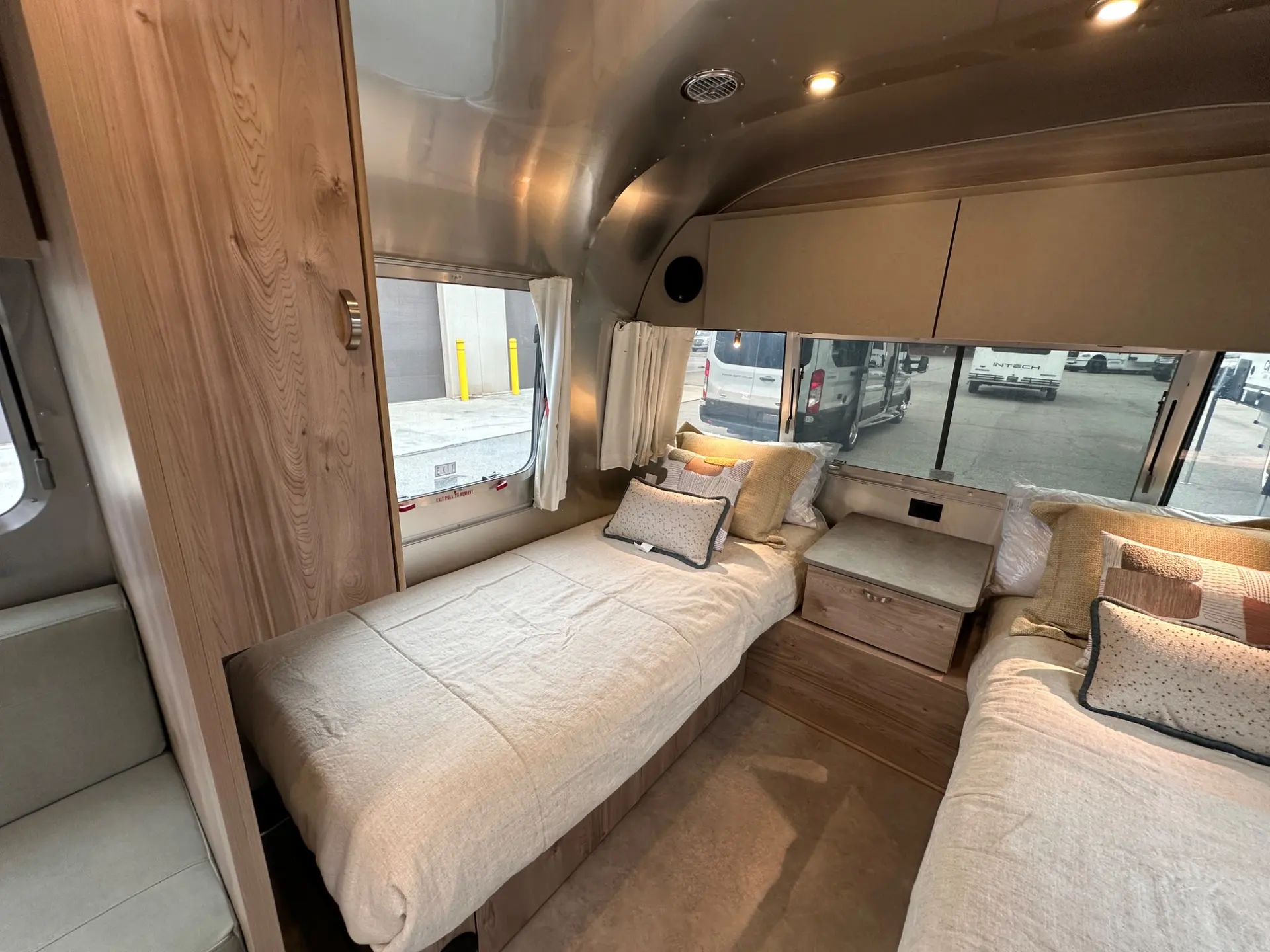 2027 Airstream Flying Cloud 30FB Bunk - Image 58