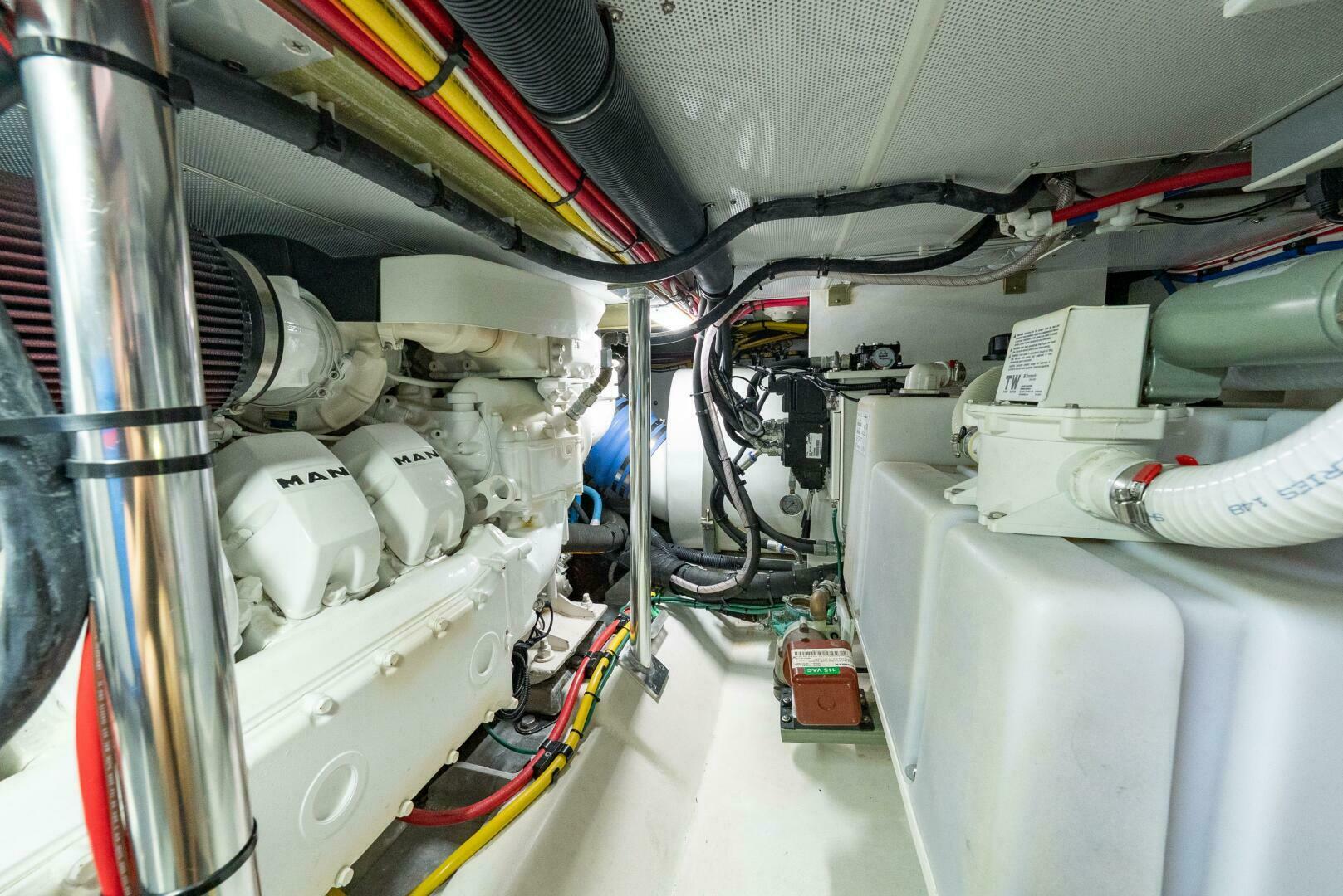 2019 Lowell Flybridge - Image 24