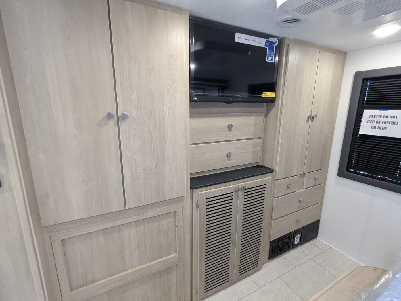 2027 Coachmen Entourage 330DS - Image 42