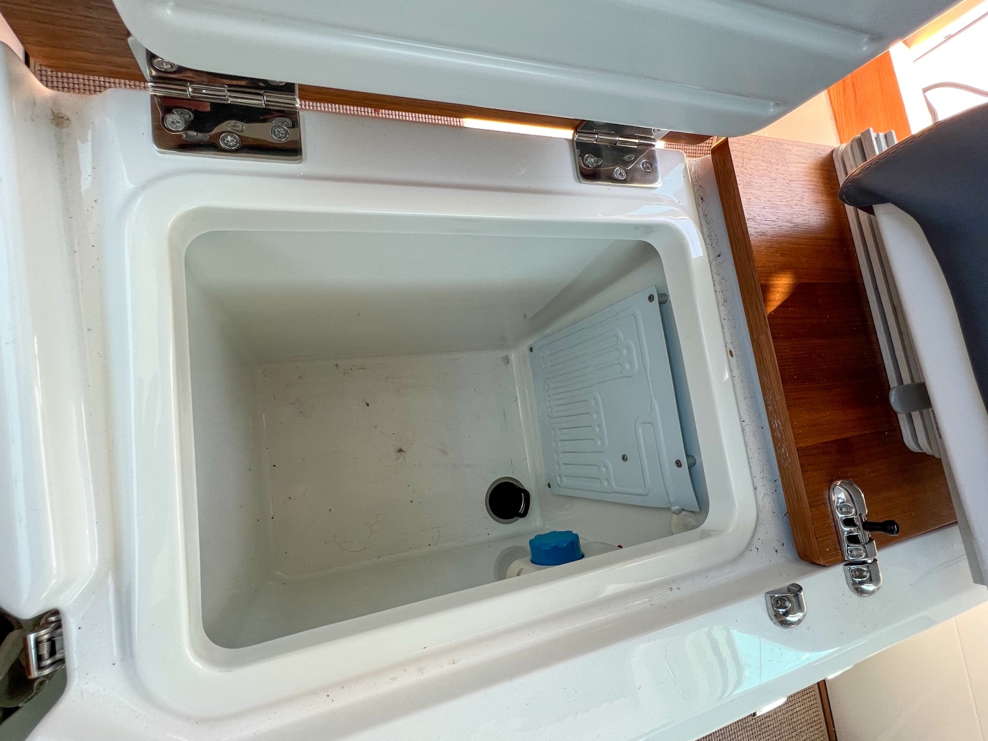 2020 Axopar 28 Cabin - Image 28