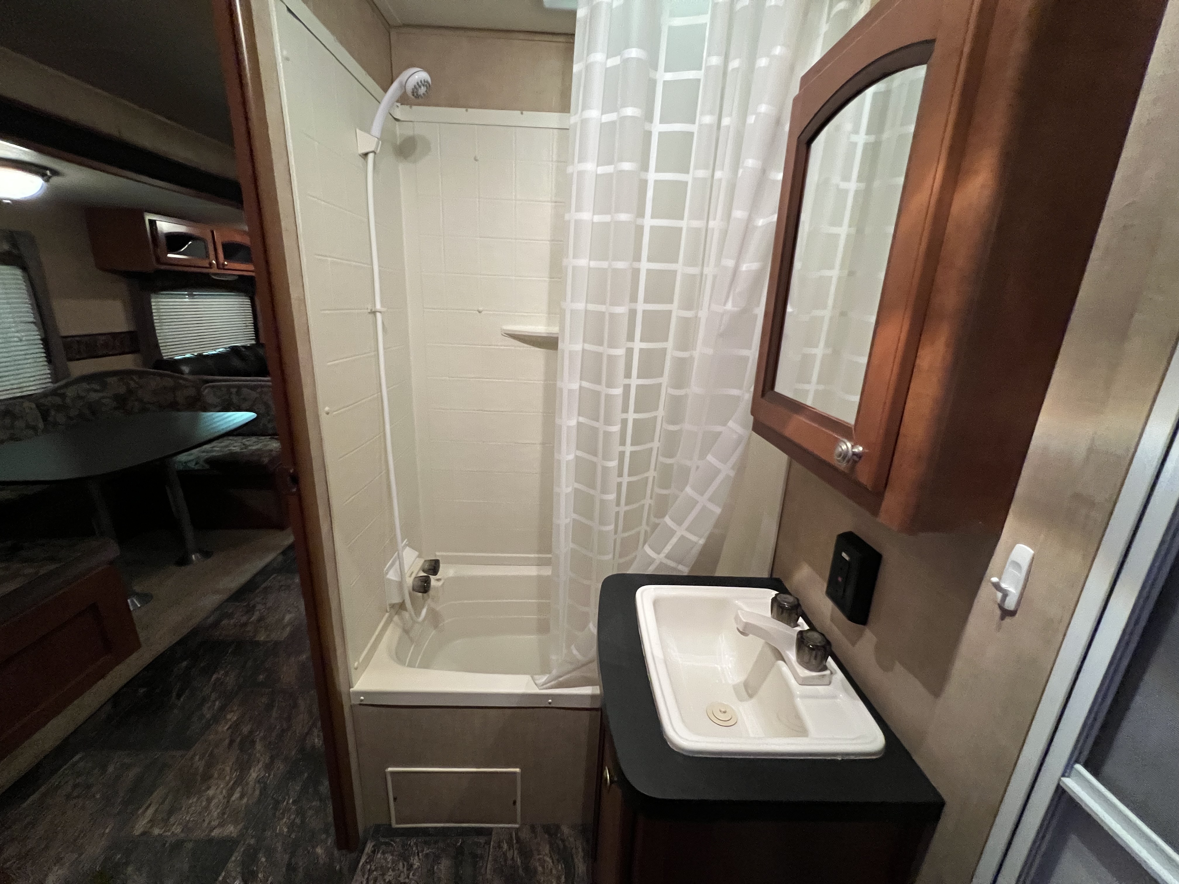 2011 SHASTA REVERE 32BHDS HMS - Image 25