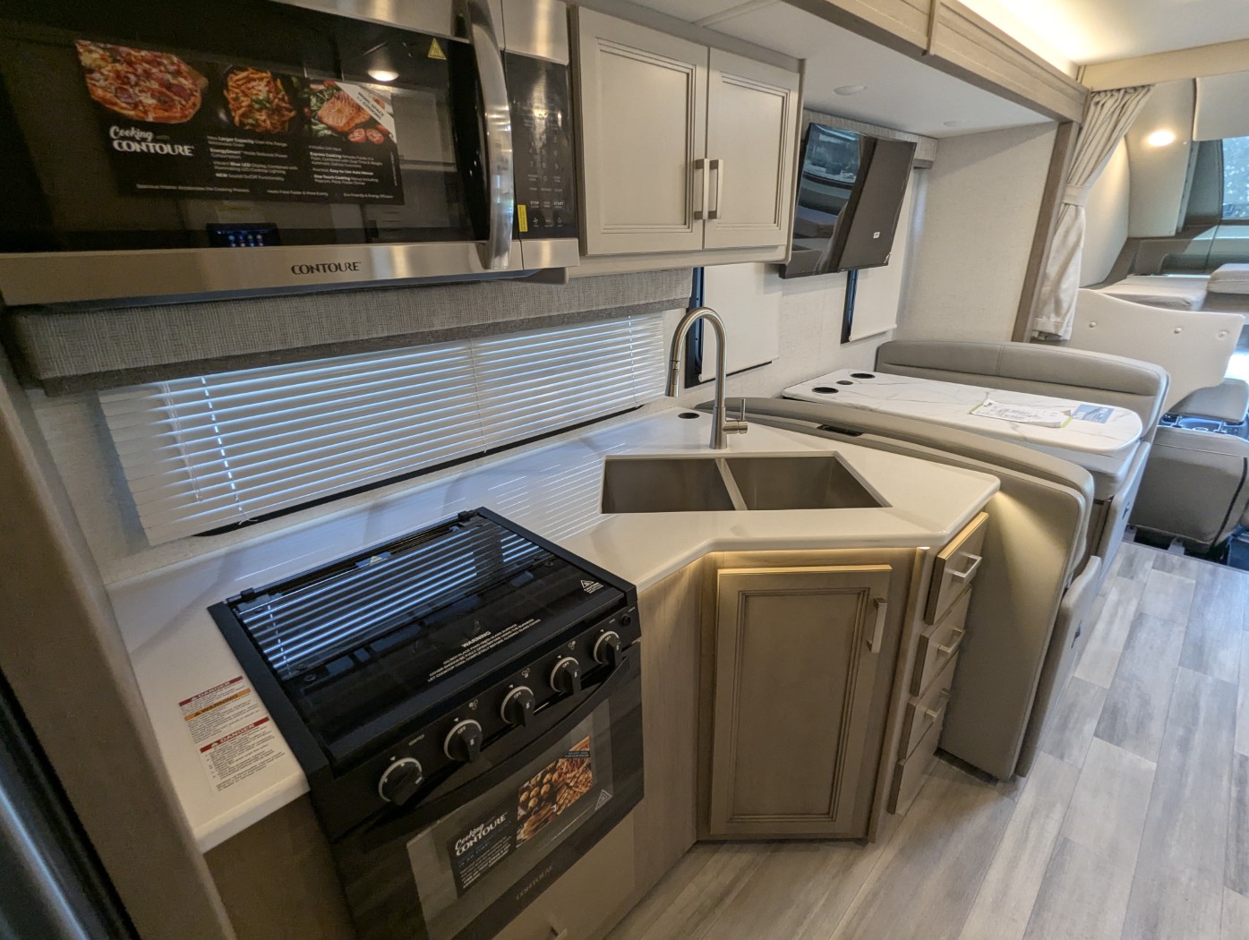2027 Thor Motor Coach Omni X32 - Image 53