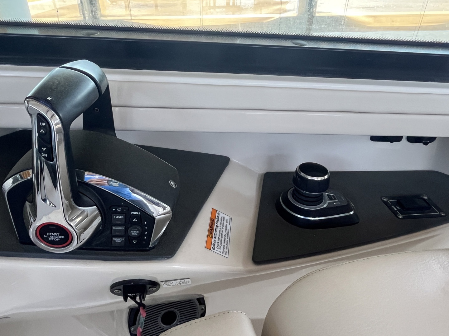 2022 Boston Whaler 320 Vantage - Image 17