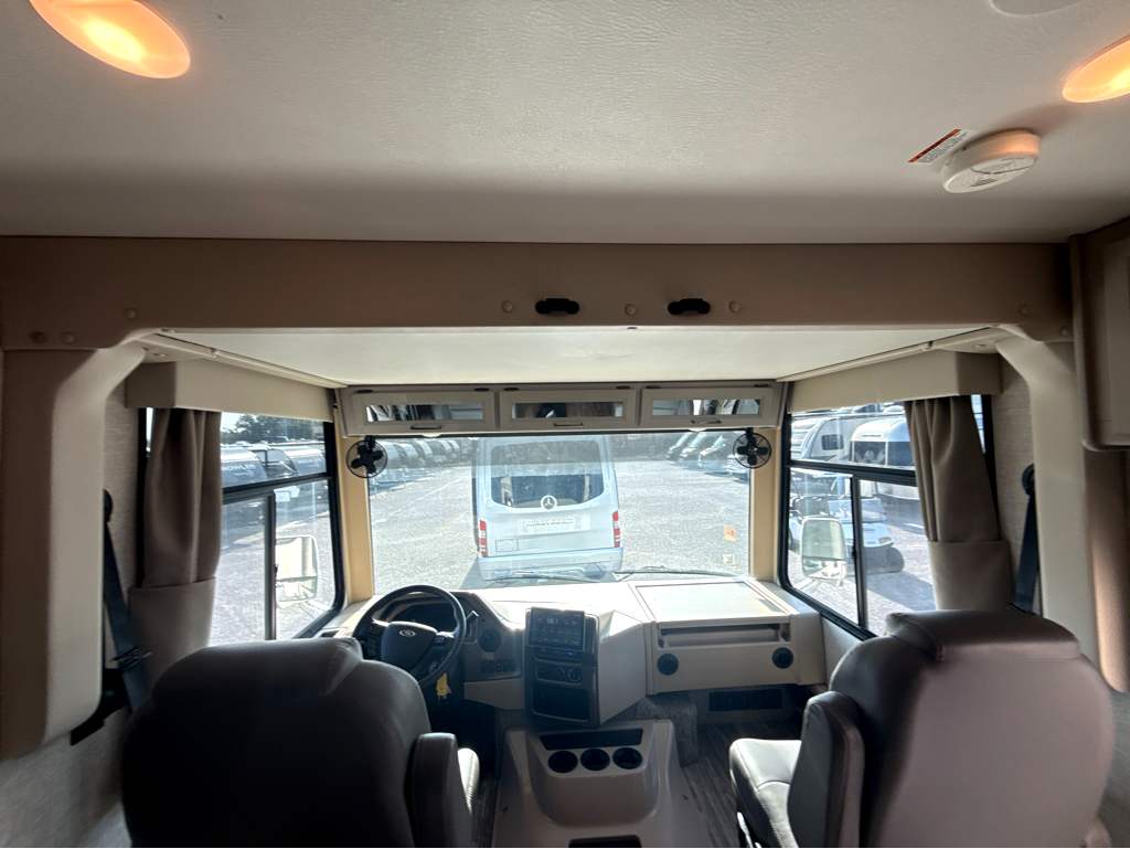 2022 Thor Motor Coach HURRICANE 34R - Image 33
