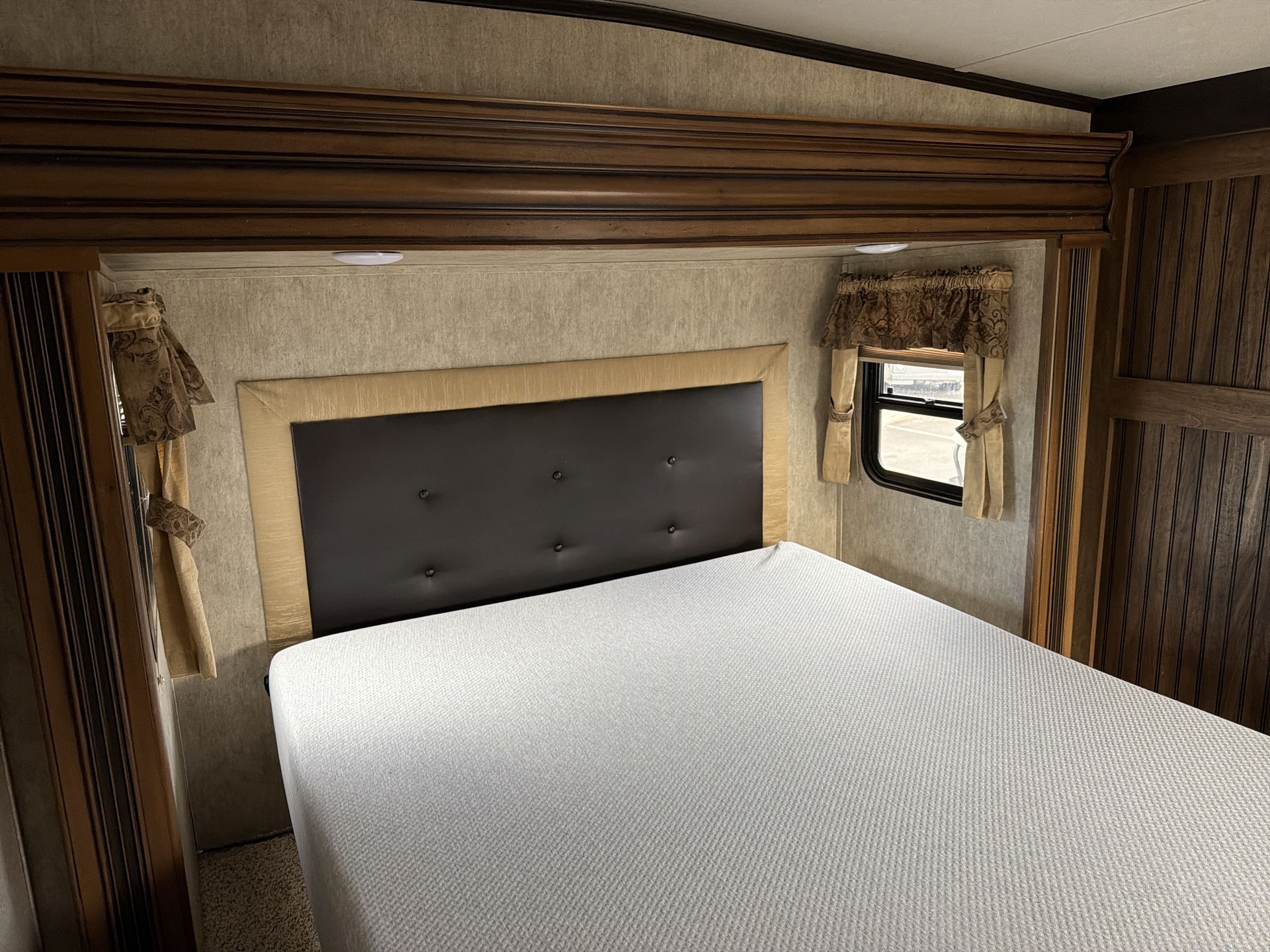 2015 Keystone Montana High Country 353RL - Image 24